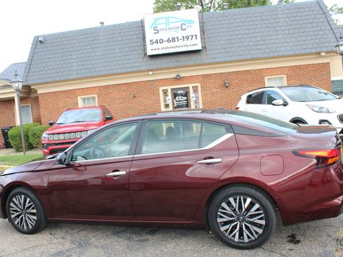 Used 2024 Nissan Altima 2.5 SV FWD image 2
