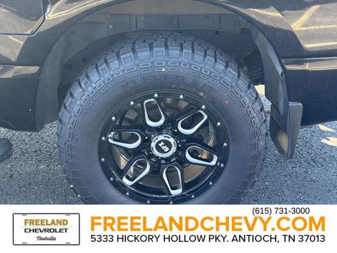 Used 2017 Nissan Titan SV image 12