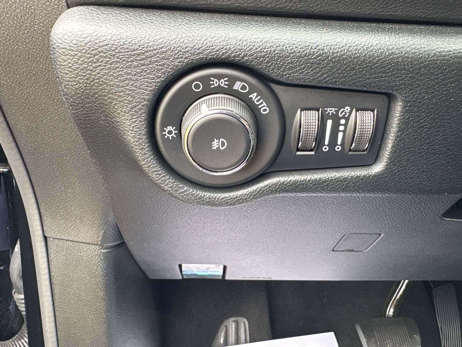 Used 2026 Chrysler Pacifica Select FWD image 21