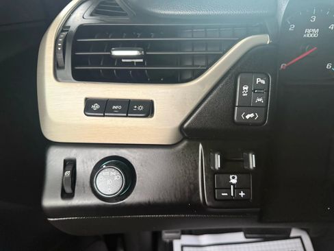 Used 2019 GMC Yukon XL Denali image 16