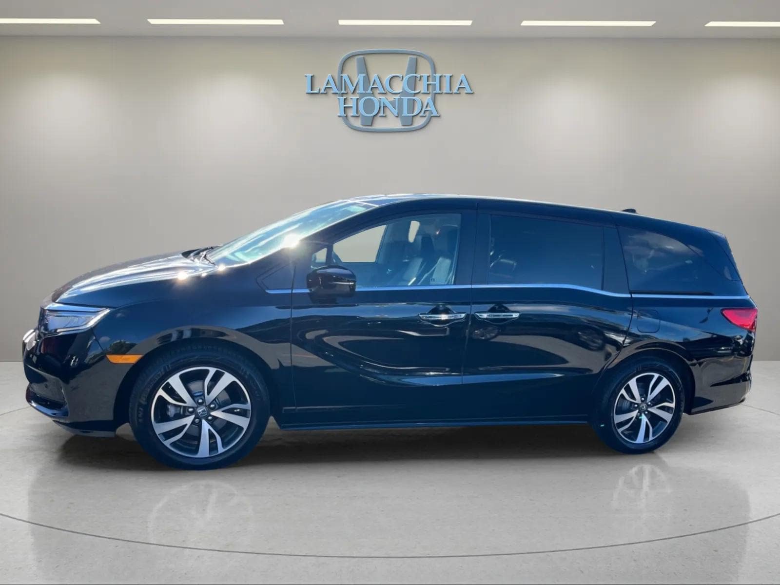 Used 2024 Honda Odyssey Touring image 2
