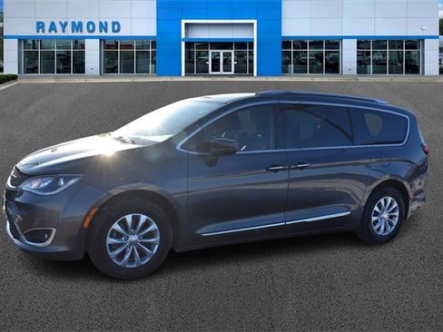 Used 2018 Chrysler Pacifica Touring-L image 6