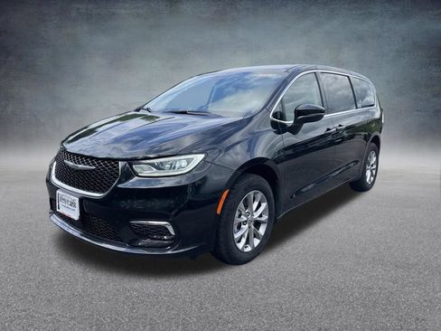 Used 2023 Chrysler Pacifica Touring-L AWD/4WD image 3