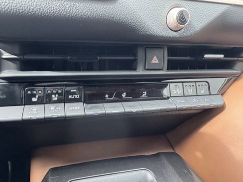 Used 2025 Toyota Crown Limited w/ Advanced Technology Package image 28