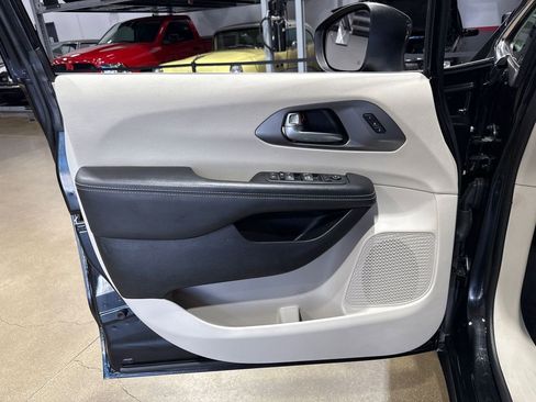 Used 2023 Chrysler Pacifica Touring-L FWD image 77