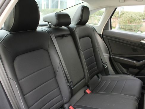 Used 2024 Volkswagen Jetta SE image 20