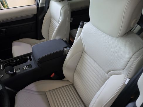 New 2026 Land Rover Discovery Dynamic SE AWD/4WD image 11