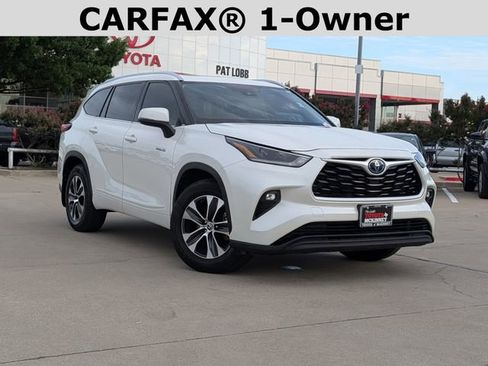 Used 2021 Toyota Highlander XLE FWD image 2