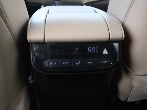 Used 2022 Toyota Highlander XLE FWD image 18