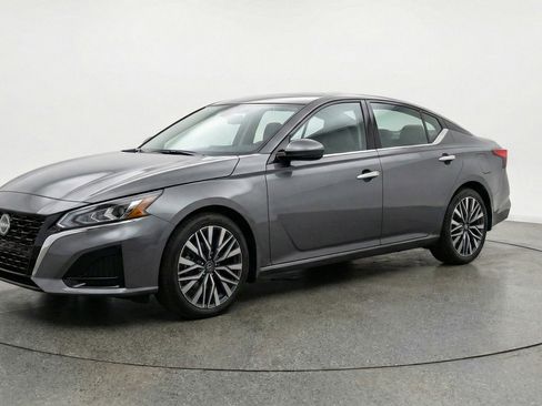 Used 2025 Nissan Altima 2.5 SV image 3