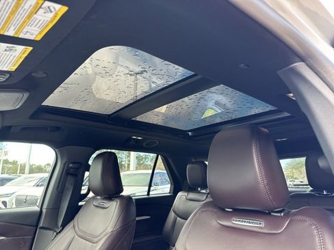 Certified 2025 Ford Explorer Platinum image 9