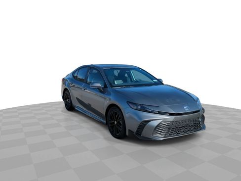 Used 2025 Toyota Camry SE image 2