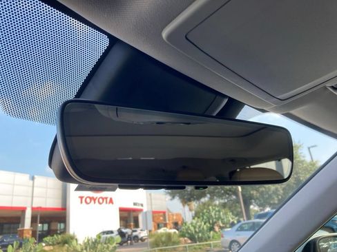 Used 2020 Toyota Highlander XLE AWD/4WD image 32