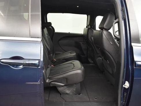 Used 2025 Chrysler Pacifica Select FWD image 18