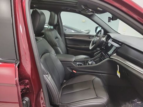 New 2026 Jeep Grand Cherokee Limited w/ Limited Altitude Package AWD/4WD image 9