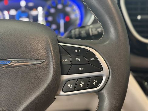 Used 2023 Chrysler Pacifica Touring-L FWD image 37