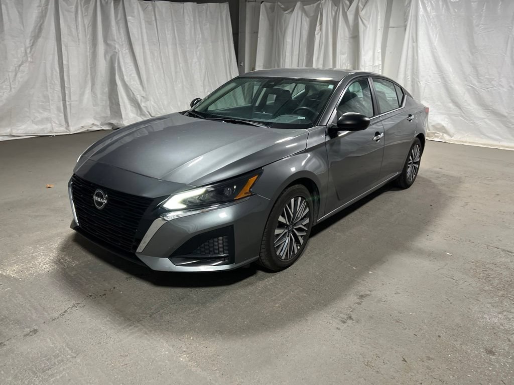 Used 2025 Nissan Altima 2.5 SV FWD image 3