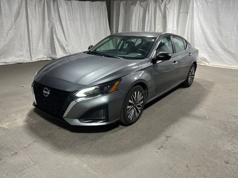 Used 2025 Nissan Altima 2.5 SV FWD image 3