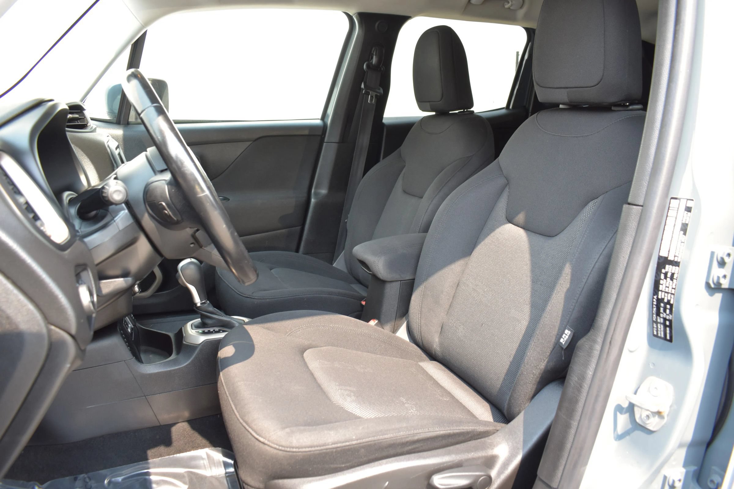 Used 2017 Jeep Renegade Latitude FWD image 13