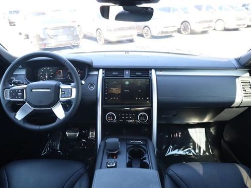 Used 2024 Land Rover Discovery Dynamic SE image 12