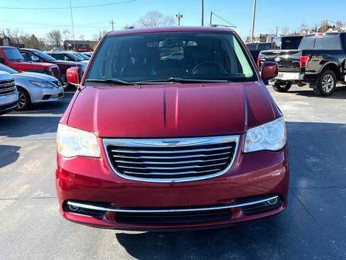 Used 2014 Chrysler Town & Country Touring image 8