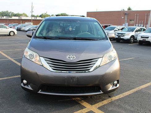 Used 2013 Toyota Sienna XLE w/ Entertainment Pkg FWD image 3