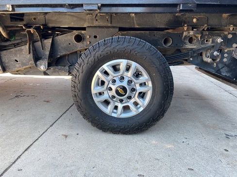 Used 2024 Chevrolet Silverado 2500 LT w/ Convenience Package image 11