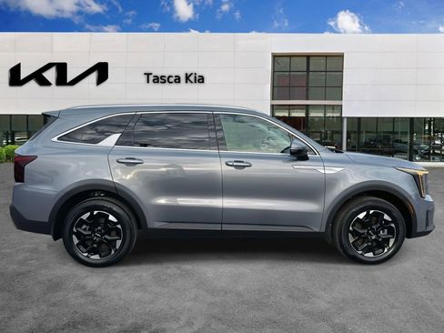 Used 2025 Kia Sorento S image 4