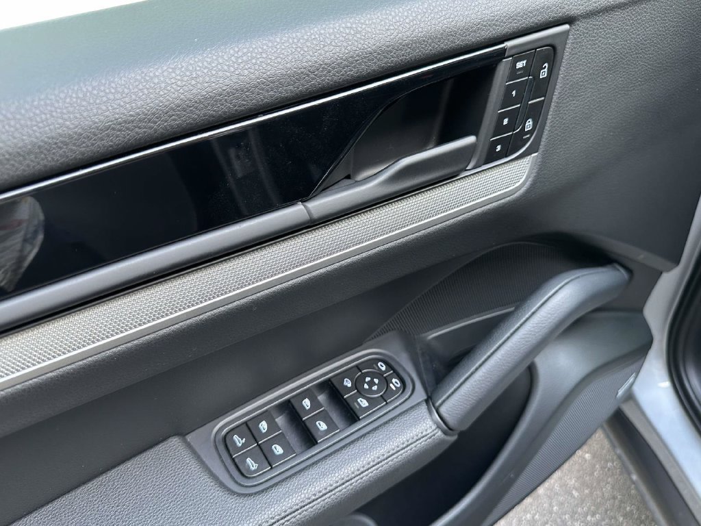 Certified 2026 Porsche Cayenne AWD/4WD image 18