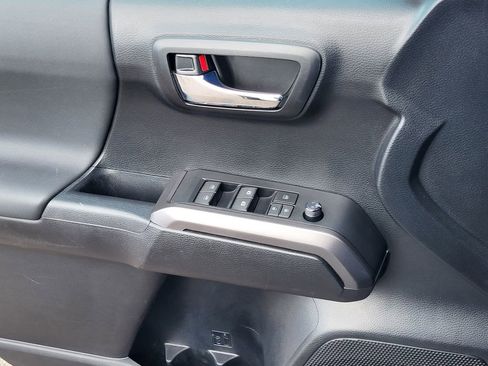 Used 2021 Toyota Tacoma TRD Off-Road image 23