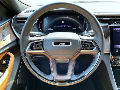 Used 2022 Jeep Grand Cherokee Summit w/ Luxury Tech Group V image 11