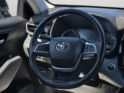 Used 2023 Toyota Highlander XLE FWD image 19