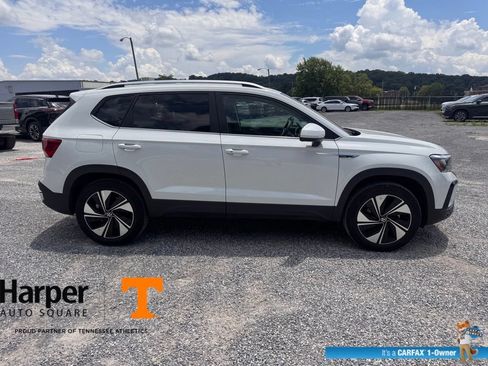 Used 2024 Volkswagen Taos SE w/ Panoramic Sunroof Package AWD/4WD image 6