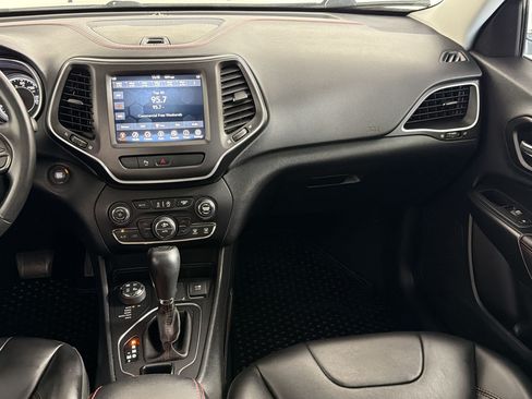 Used 2019 Jeep Cherokee Trailhawk w/ Comfort/Convenience Group AWD/4WD image 28