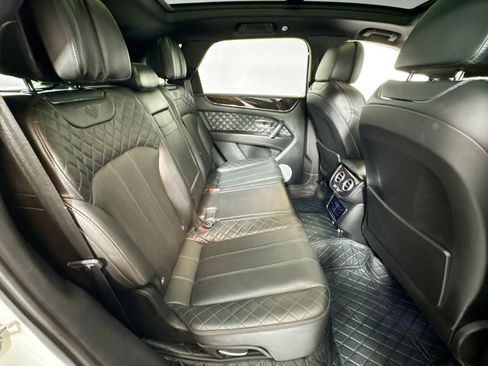 Used 2018 Bentley Bentayga image 26