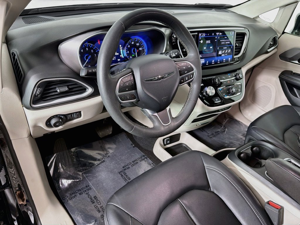 Used 2024 Chrysler Pacifica Touring-L FWD image 9