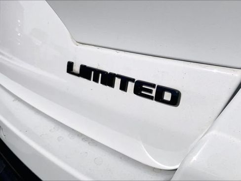 Used 2023 Jeep Grand Cherokee Limited w/ Black Appearance Package AWD/4WD image 7