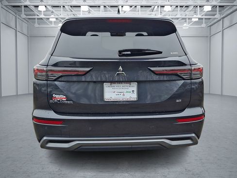 Used 2025 Mitsubishi Outlander SE image 4