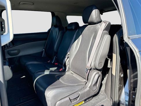 Used 2025 Kia Carnival FWD image 24
