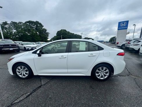 Used 2022 Toyota Corolla LE FWD image 2