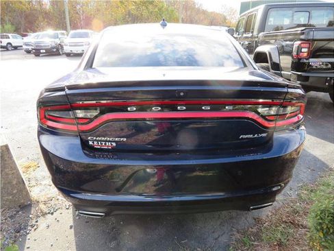 Used 2015 Dodge Charger SXT w/ Driver Confidence Group image 18