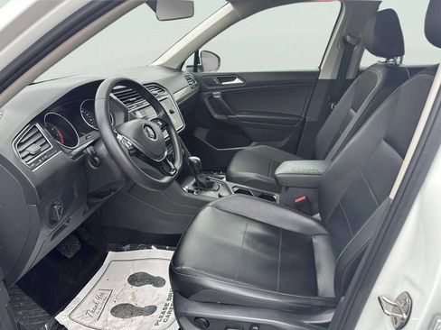 Used 2020 Volkswagen Tiguan SE w/ Panoramic Sunroof Package image 9