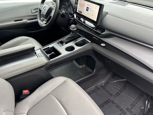 Used 2025 Toyota Sienna XLE image 23