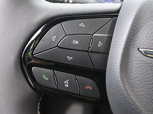 Used 2025 Chrysler Pacifica Limited FWD image 31