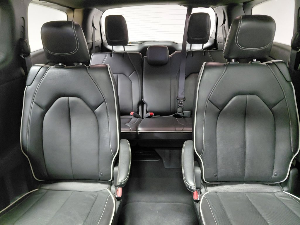 Certified 2026 Chrysler Pacifica Limited w/ S Appearance Package FWD image 11