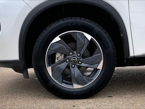 Used 2024 Nissan Rogue SV image 8