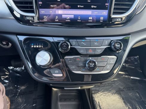 Used 2025 Chrysler Pacifica Select image 26