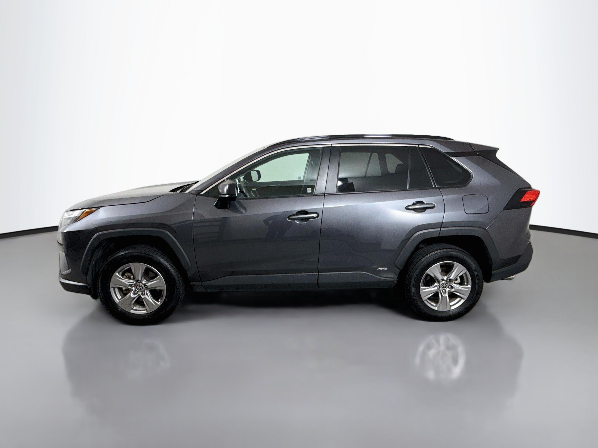Used 2025 Toyota RAV4 LE AWD/4WD image 4