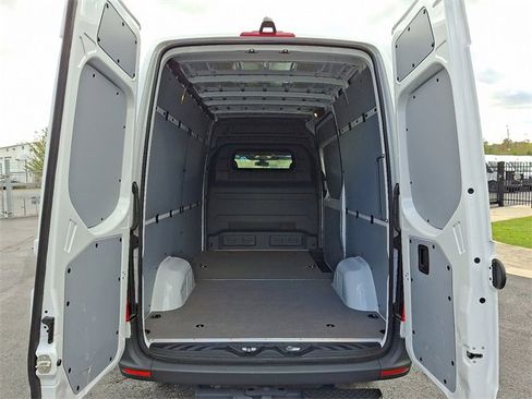 Used 2025 Mercedes-Benz Sprinter 2500 image 9