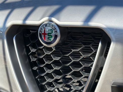 Used 2019 Alfa Romeo Stelvio Ti image 4